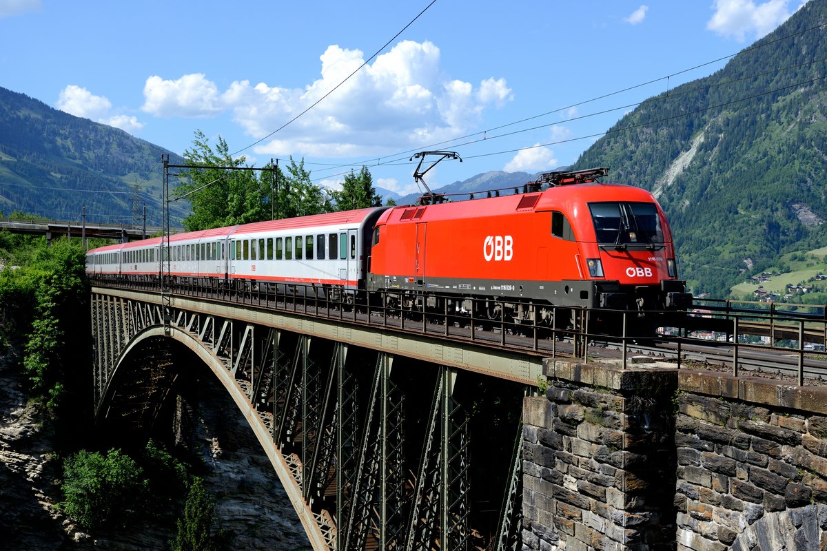 Auch 2014 war das Klassiker-Motiv an der Tauern-Nordrampe noch umsetzbar: Am 07. Juni 2014 konnte die kürzlich mit Neulack versehene 1116.039 mit ihrem EC 113 nach Klagenfurt auf der Angerschluchtbrücke fotografiert werden.