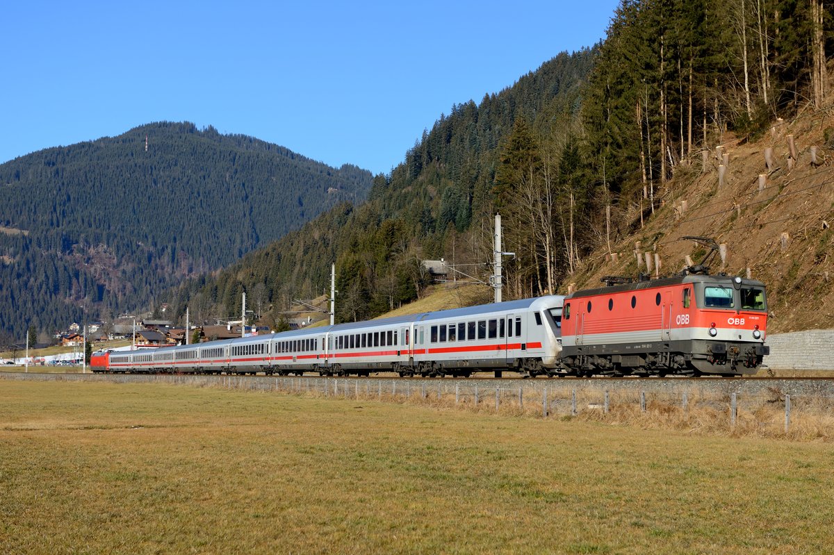 Auch 2015 gab es wieder den Wintervorspann im Ennstal. In den Wintermonaten kam es zwischen Bischofshofen und Selzthal planmäßig zu Vorspannleistungen bei den deutschen EC-Garnituren, um ein Liegenbleiben zu verhindern. Planmäßig war ein Triebfahrzeug der Baureihe 1144 dafür vorgesehen, oft konnte man aber auch eine 1142 vor diesen Zügen beobachten. Am 24. Dezember 2015 hatte ich mein Fotografen-Glück schon ausgeschöpft, der EC 217 hatte 1144.021 vorgespannt und konnte bei Eben im Pongau fotografiert werden. Nimmt man trotzdem mit, 1144er in EC Diensten und vor DB Wagenmaterial gibt es normalerweise ja auch nicht mehr...