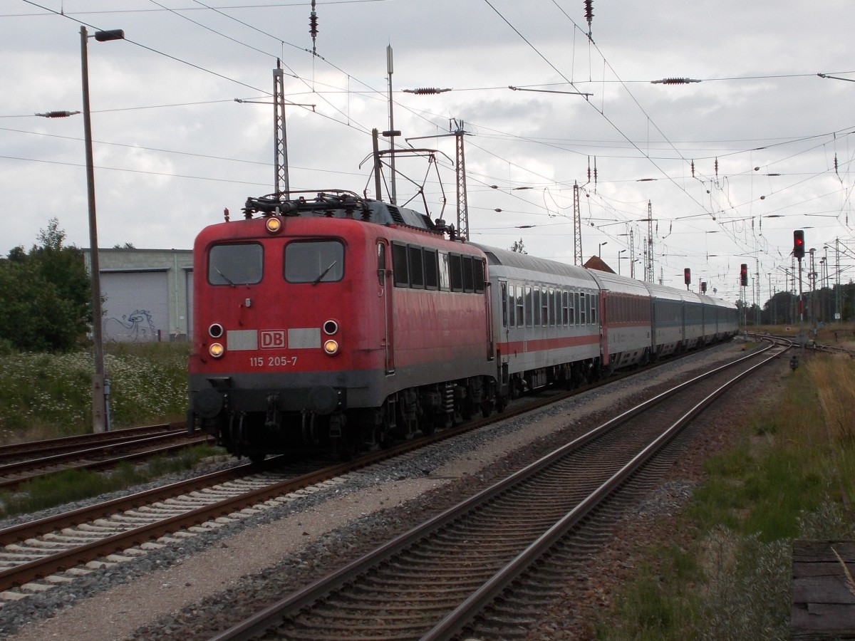 Auch 2015 ist die Leistung für die 115 im Nordosten vor dem EC 378/379 geblieben.Am 20.Juni 2014 kam 115 205 mit dem EC 378 Bratislava-Binz in Bergen/Rügen an.