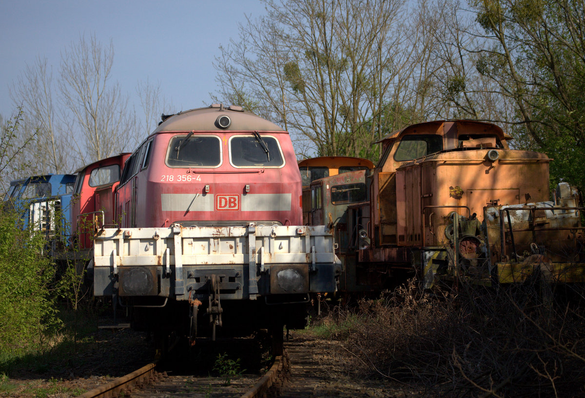  Auch 218 356-4  findet sich auf dem Lokomotivfriedhof in Brieske. 22.04.2018 15:45 Uhr.