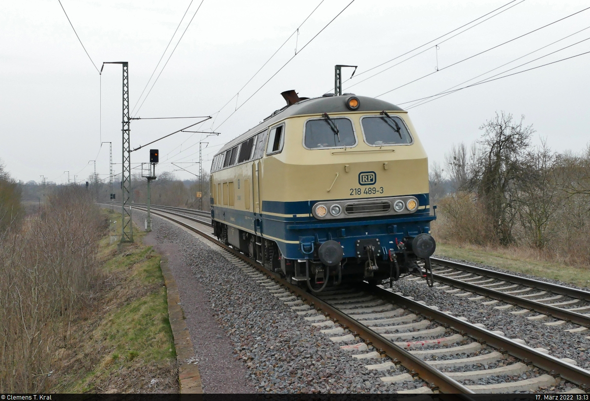 Auch 218 489-3 ließ sich im Hp Magdeburg Herrenkrug blicken. Vom Ende des Bahnsteigs 2 aufgenommen, ist sie allein Richtung Magdeburg-Neustadt unterwegs.

🧰 Railsystems RP GmbH
🕓 17.3.2022 | 13:13 Uhr