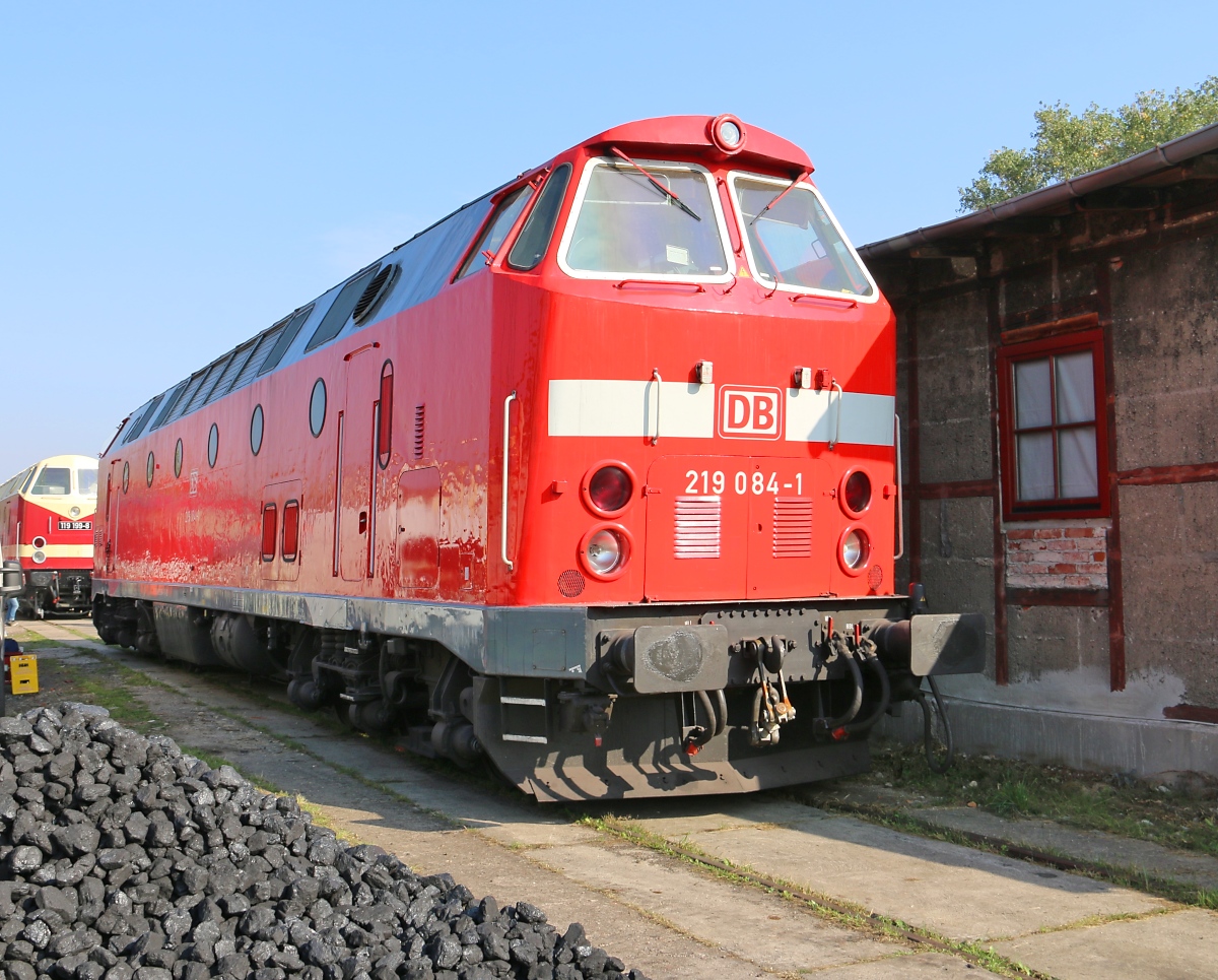 Auch die 219 084-1 gab es am Tag der offenen Tür im Bahnbetriebswerk Weimar zu begutachten. Dahinter stand 119 199-8. Aufgenommen am 10.10.2015.