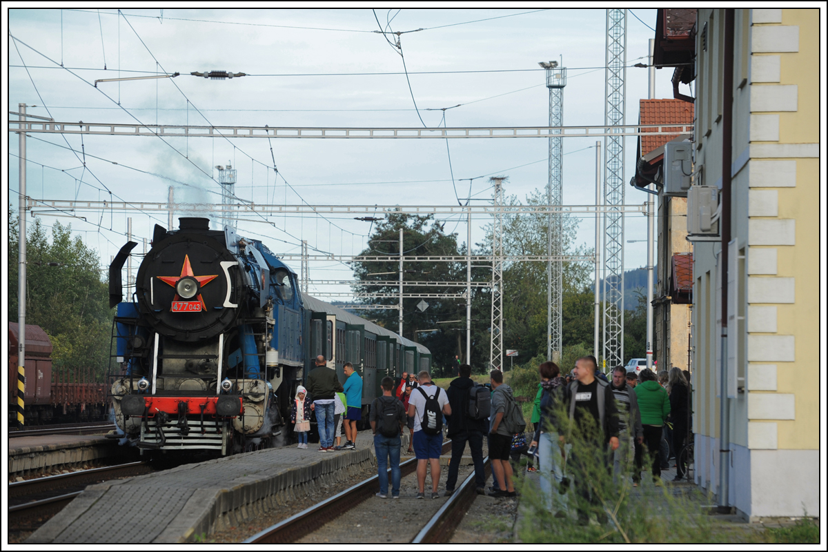 Auch 477 043  Papoušek  war am 22.9.2018 im Sonderzugeinsatz, hier bei der Ankunft in Kaplice von Budweis kommend als Os 28849. 