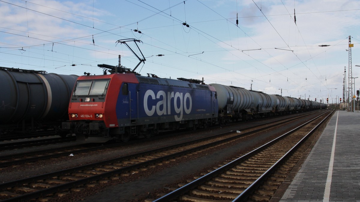Auch die 482 034-6 der SBB Cargo fhrt am 17.10.2013 mit einem Kesselzug in den Bahnhof Grokorbetha ein. 