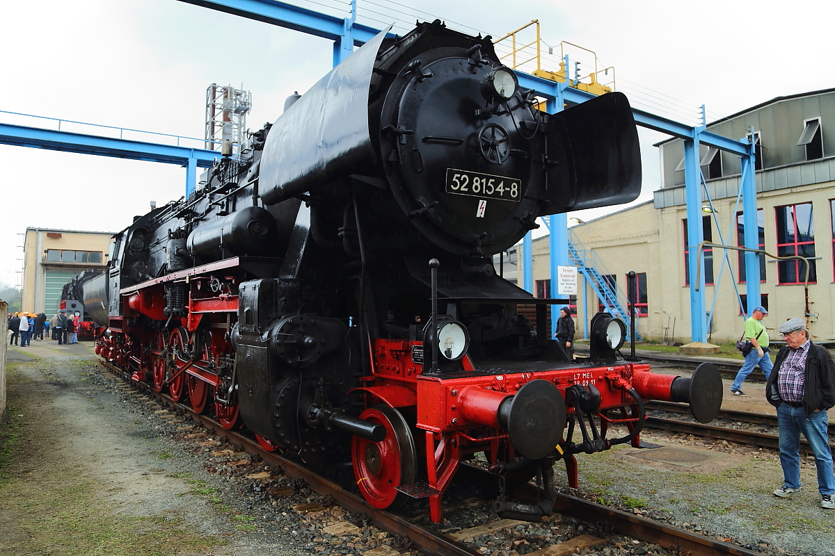 Auch 52 8154 des Eisenbahnmuseums Leipzig gab sich zu den XXI. Dampfloktagen im DLW Meiningen die Ehre. Die Aufnahme entstand am 05.09.2015.