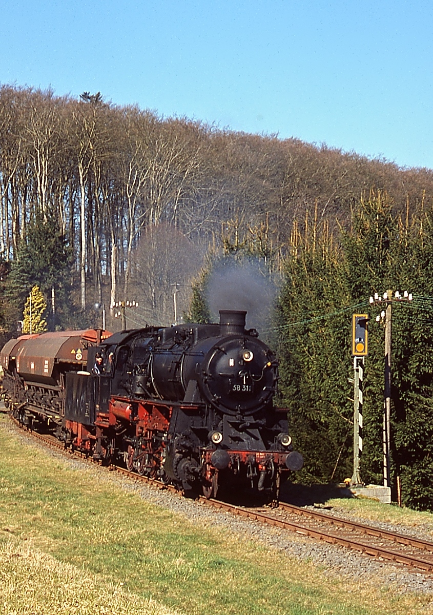 Auch die 58 311 war bei der Plandampfveranstaltung im Oktober 2010 auf der Eifelquerbahn dabei, hier kommt sie in Dockweiler-Dreis an
