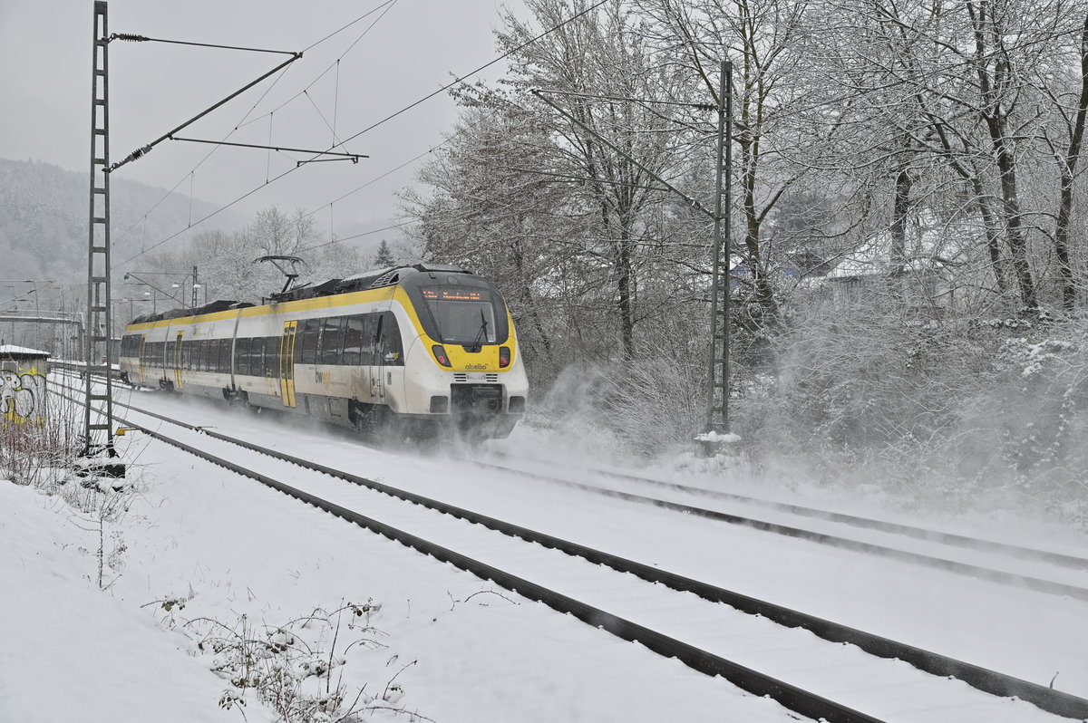 Auch der 8442 625 als RE10a nach Mannheim verdiente bei dem Schneetreiben einen Nachschuß seiner Durchfahrt in Neckargerach. 27.1.2021

