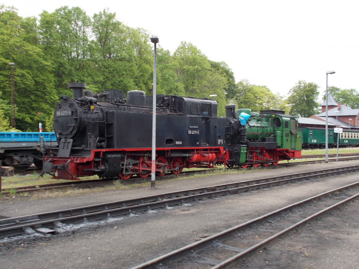 Auch 99 4011 und Mh53 standen,am 11.Mai 2014,seit längerem in Putbus ohne Beschäftigung.