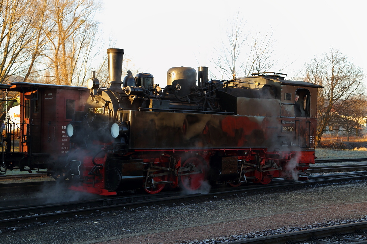Auch 99 5901 ist am frostigen Morgen des 14.02.2015 im Bahnhof Gernrode schon putzmunter und im Rahmen einer Fotofahrt für die IG HSB hier gerade unterwegs zur Bekohlungsanlage.