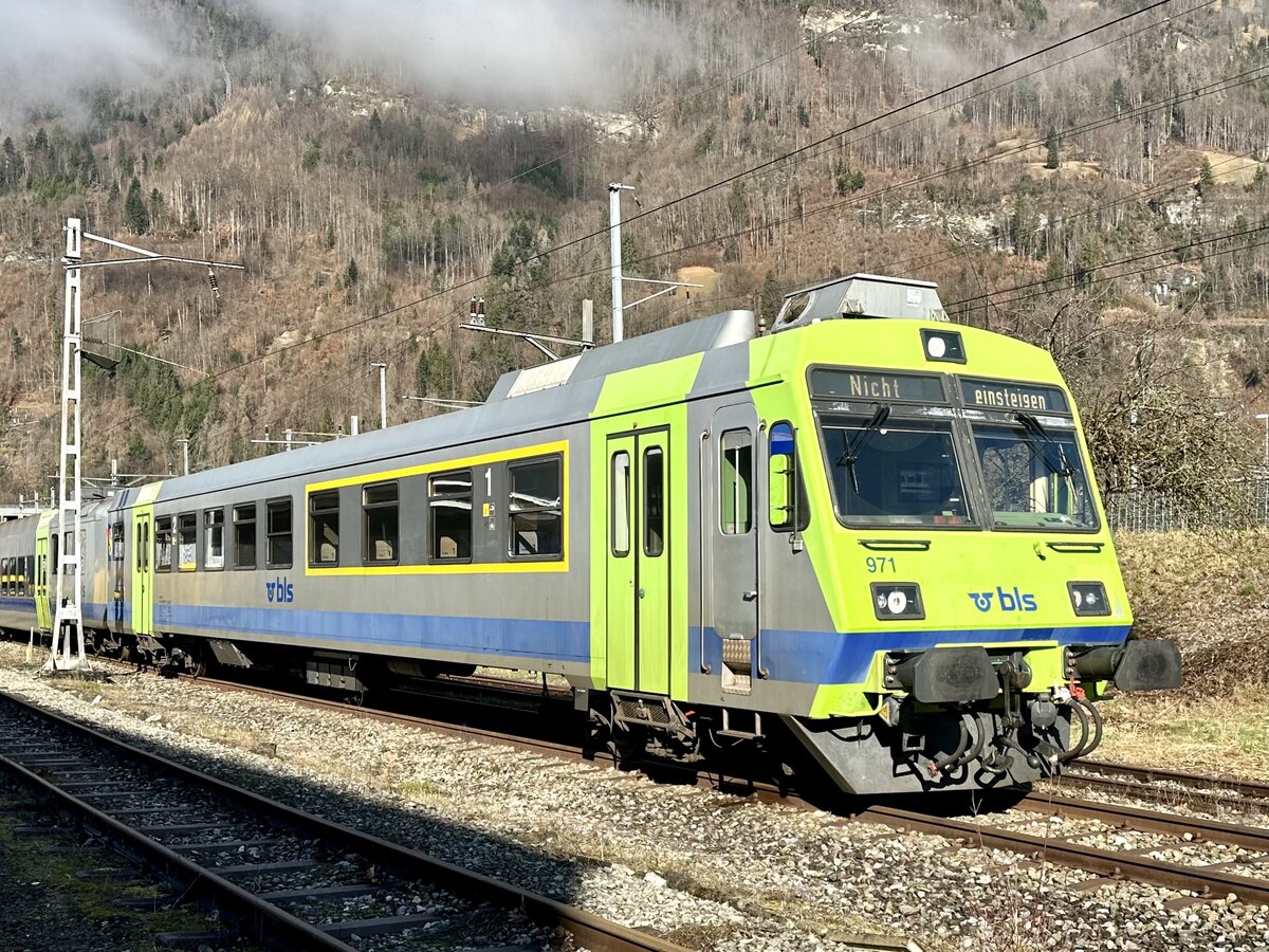 Auch der ABt 971 vom RBDe 565 731 steht am 2.3.24 ausrangiert hinter dem Bahnhof Interlaken Ost.