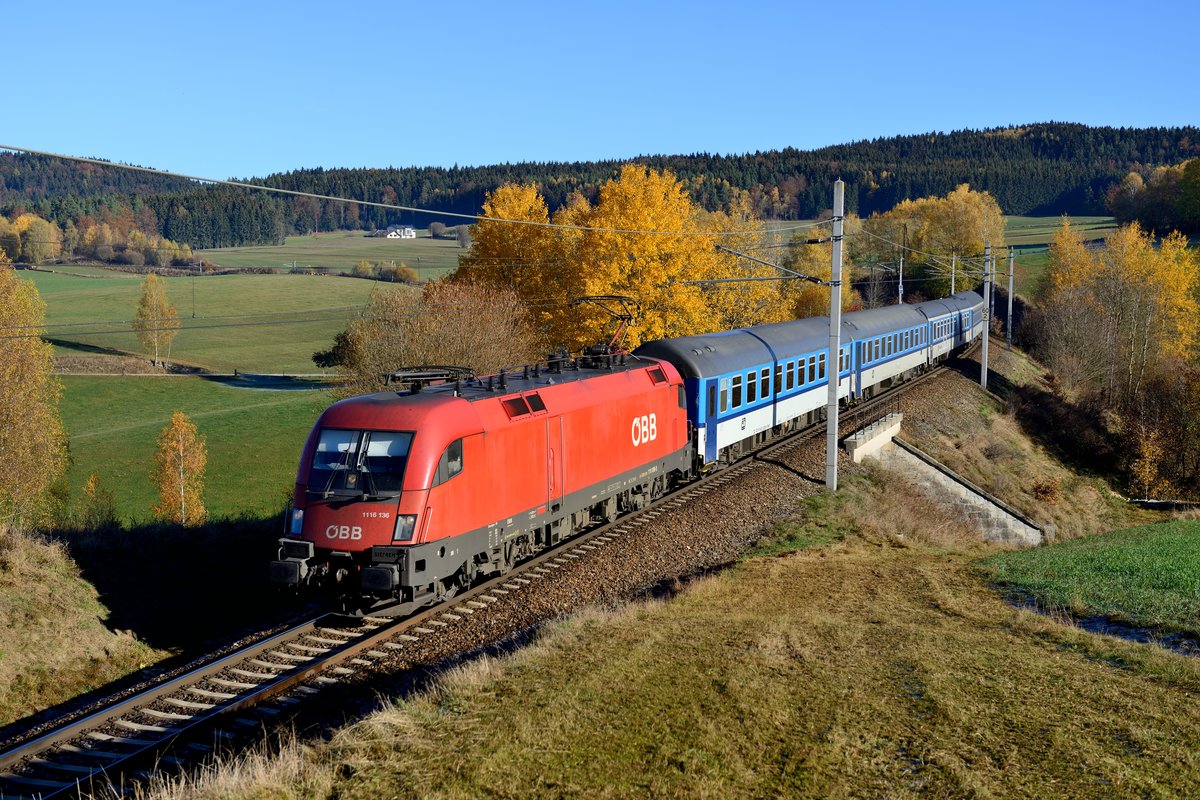 Auch Allerheiligen wurde an der Summerauer Bahn verbracht und das wunderbare Herbstwetter genutzt. Am Morgen des 01. November 2015 konnte die 1116.136 mit dem R 1541  F.A. Gerstner  von Praha hl.n. nach Linz HBF wenige Meter hinter der Landesgrenze bei Deutsch Hörschlag aufgenommen werden.