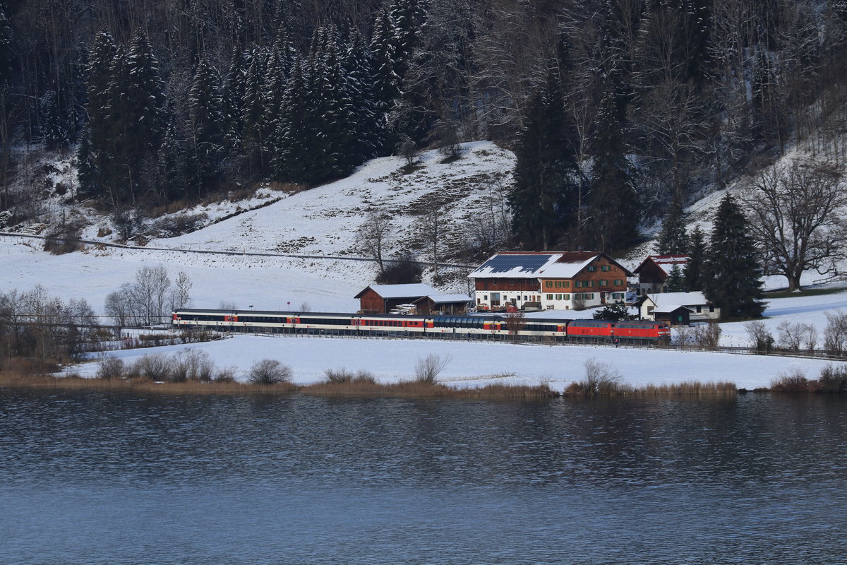 Auch im Allgäu gab es zum Fahrplanwechsel am 13.12.2020 eine weitreichende Veränderung. Hier endet durch die Elektrifizierung der Strecke von München über Memmingen und Wangen nach Lindau der Einsatz des Bundesbahnklassikers der Baureihe Zwo 18. Die Eurocitys fahren nun nicht mehr auf der landschaftlich sehr reizvolle Allgäu Bahn zwischen Kempten und Lindau.
Immenstadt 12.12.2020