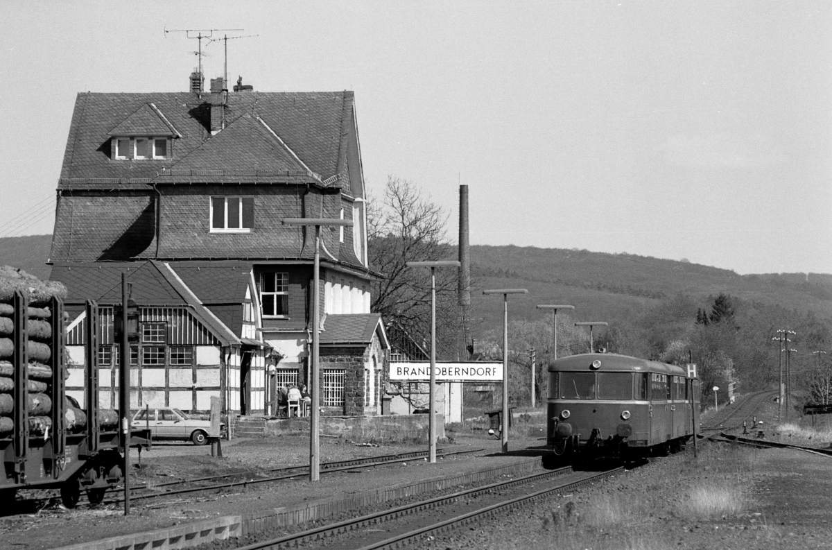Auch der alte Bahnhof Brandoberndorf war recht fotogen. Der heutige spartanische Endhaltepunkt liegt in der hinter dem Schienenbus beginnenden Steigung. Auch Güterverkehr fand am 7.5.1985 noch statt.