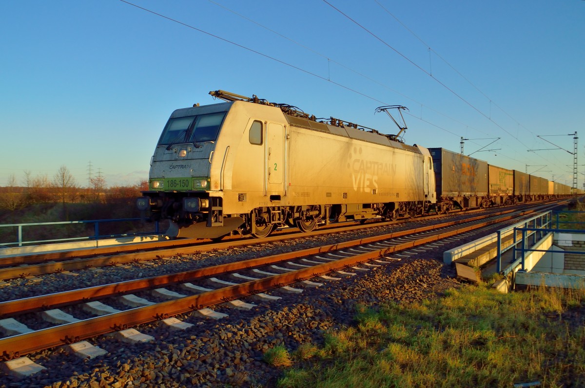 Auch diese alte Bekannte, die ex Captrain-Lok 186-150 die seit einiger Zeit für Crossrail fährt, fuhr mir bei Allerheiligen vor die Linse als sie die Kbs 495 in Richtung Neuss befuhr. 20.12.2013