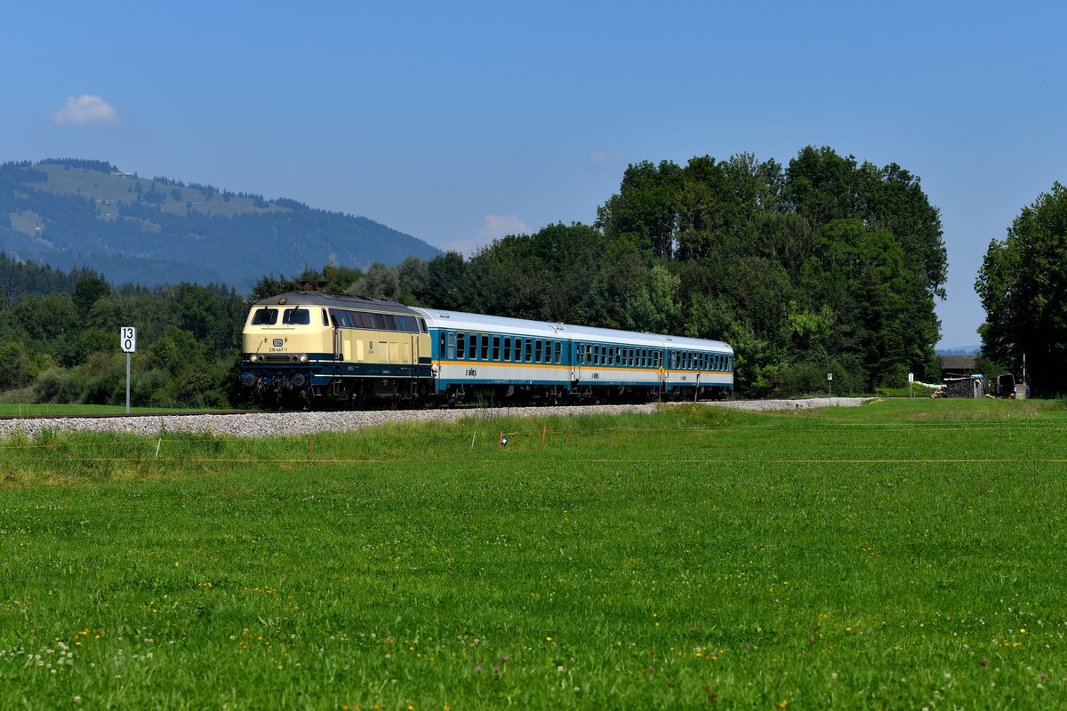 Auch am 04. August 2018 war die 218 447 von RP Railsystem auf der Illertalbahn vor den Alex-Zügen im Einsatz. Mit dem ALX 84154 nach Oberstdorf konnte ich die optisch in den Auslieferungszustand zurückversetzte Lok bei Unterthalhofen fotografieren. 