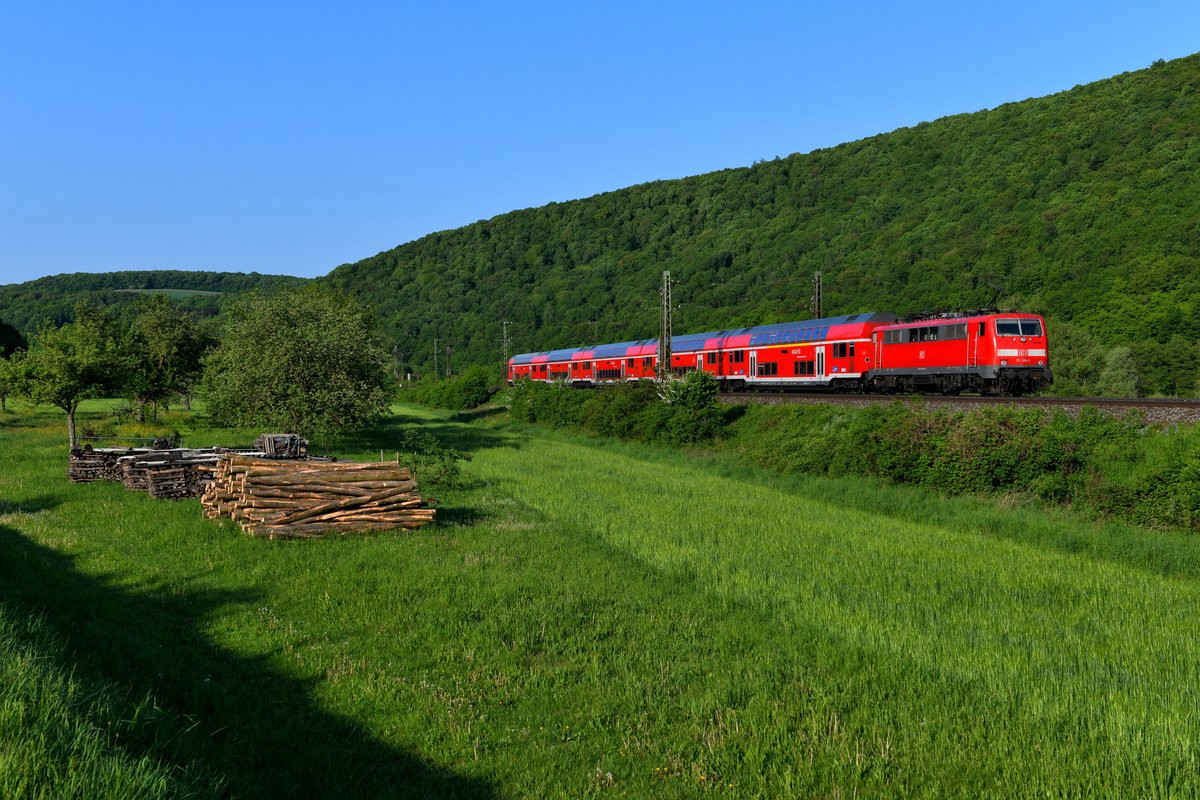 Auch am 05. Mai 2018 konnte 111 106 mit einer Doppelstock-Garnitur im Maintal beobachtet werden. Hier ist sie als RE 4603 bei Wernfeld in Richtung Würzburg unterwegs. 