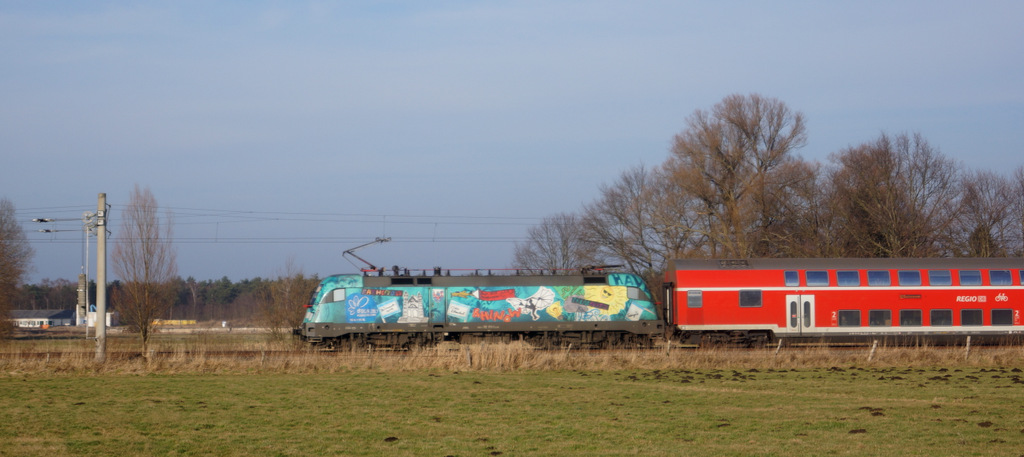 Auch am 05.02.14 galoppiert hier gerade die 182 013 mit ihrem RE 1 von Magdeburg nach Eisenhüttenstadt aus Genthin heraus gen Osten.
