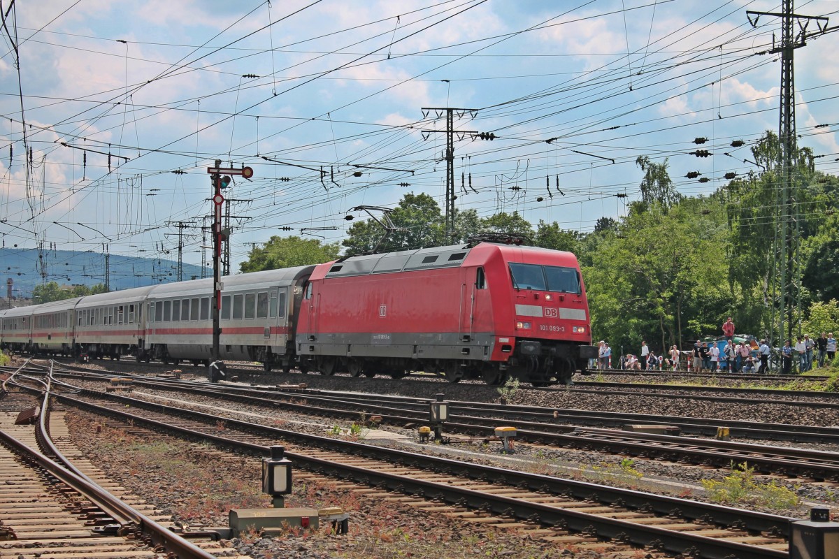 Auch am 08.06.2013, durchfuhr die Hamburger 101 093-3 ebenfalls mit einem IC die Kurve von Koblenz-L�tzel gen Urmitz.
