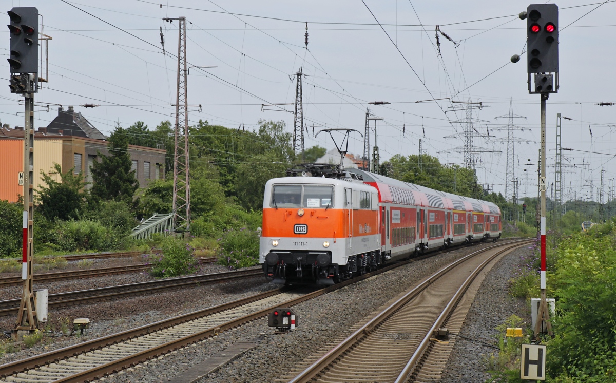 Auch am 12.08.2021 war die 111 111-1 vor dem RE 3-Ersatzzug im Einsatz, hier fährt sie auf dem Weg von Hamm nach Duisburg im Hauptbahnhof Gelsenkirchen ein