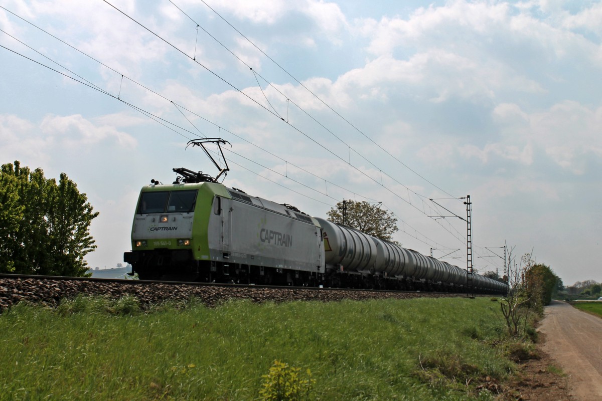 Auch am 13.04.2014, die Captrain 185 541-0 mit dem leeren Kerosin Kesselzug aus Zürich Flughafen, kurz hinter dem Bahnhof von Müllheim (Baden) gen Norden.