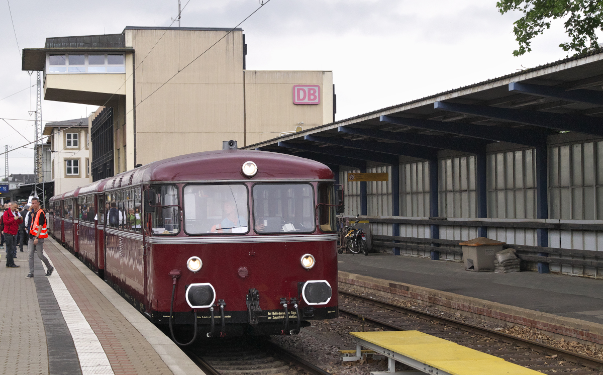 Auch am 13.05.2018 hieß es wieder mal  Rund um Trier . 
Es ging zunächst  vom Trierer Hauptbahnhof über Pfalzel und Ehrang in die Eifel bis  Speicher. Von hier fuhren die Schienenbusse zurück in Richtung Trier und  zwar durch den Ehranger Rangierbahnhof auf die Trierer Weststrecke.  Dann wurden Biewer, Pallien, Trier-West, Euren und Zewen passiert. Bei  Konz wurde die Mosel überquert und über Karthaus und Trier-Süd gab es  wieder den Ringschluss zum Hauptbahnhof Trier.