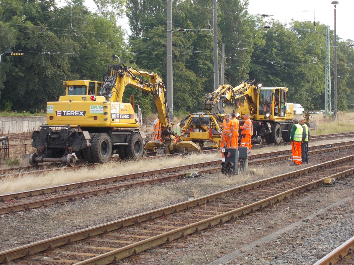 Auch am 15.August 2014 wurde mit Hilfe von zwei Zweiwegebaggern in Bergen/Rügen am Gleis 6 gearbeitet.