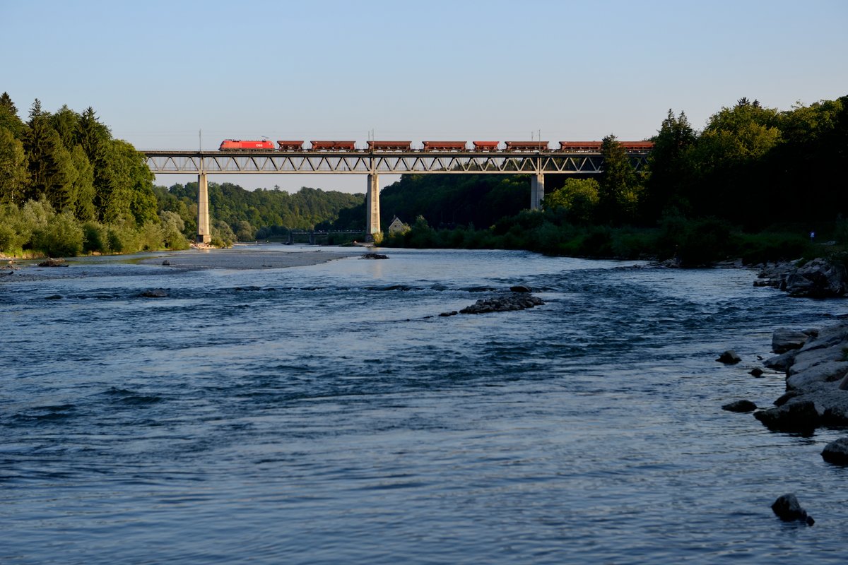 Auch am 16. Juli 2013 wurde dem Mangfalltal-Güterzug an der Großhesseloher Brücke aufgelauert! Diesmal kam er um 19 Uhr 47, der Taurus war leider etwas verblichen, dafür entschädigten die zahlreichen Schotterwagen hinter der Lok.