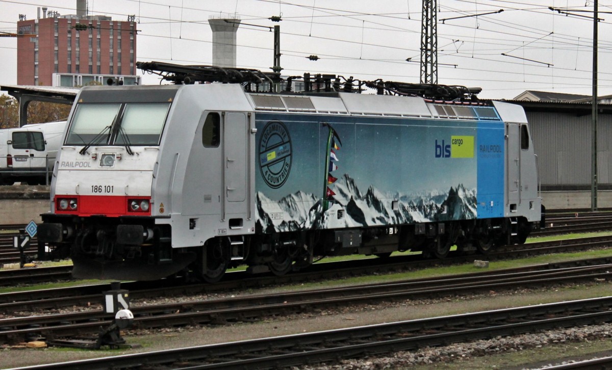 Auch am 16.11.2013 stand 186 101  Connecting Europ , die erst seit kurzem fr BLS fhrt und beklebt ist, auf einem von BLS angemieteten Abstelgleisen in Basel Bad Bf und wartet auf ihren nchsten Einsatz.