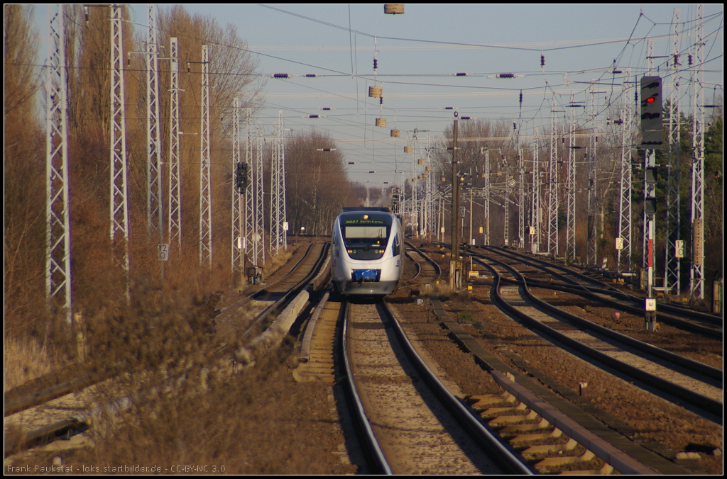 Auch am 16.12.2013 ist der weisse VT 643.04 / 643 361 der PEG für die Niederbarnimer Eisenbahn auf der RB27 im Einsatz. Der Triebzug wird gleich den Endbahnhof Berlin-Karow erreichen (NVR-Nummer 95 80 0643 361-8 D-PEG)