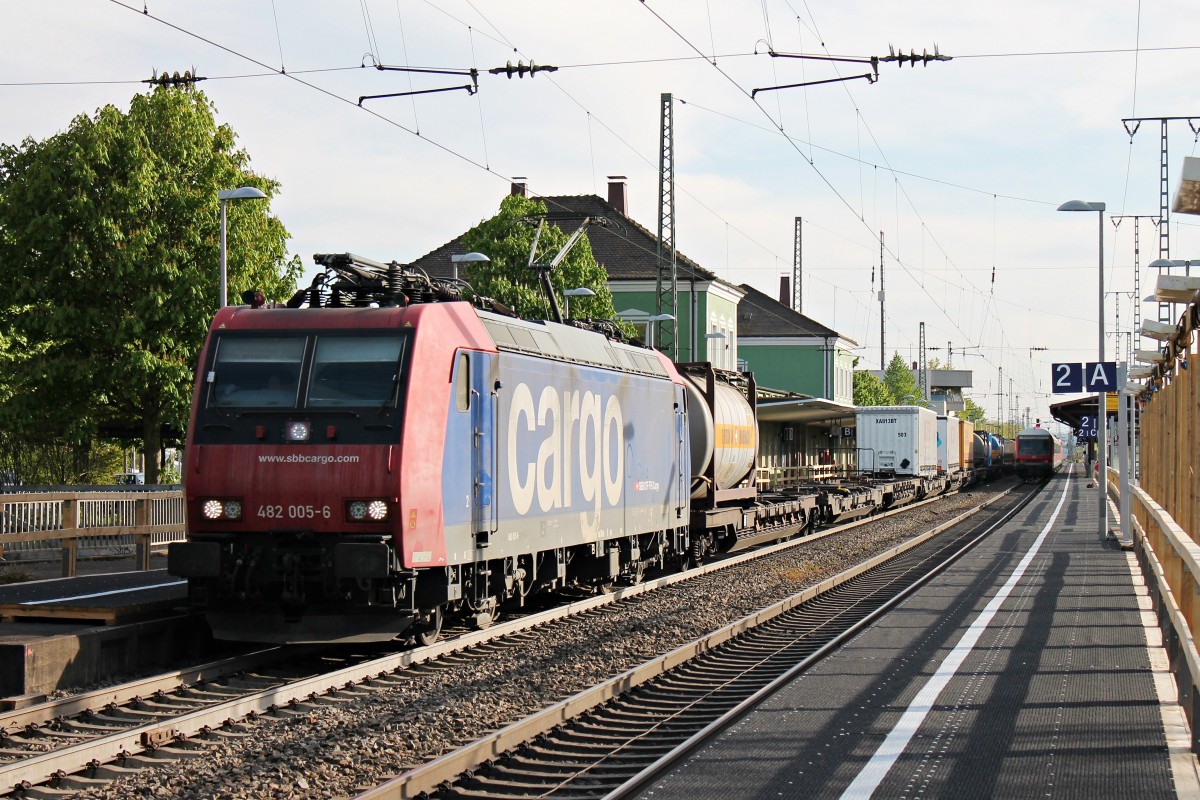 Auch am 17.04.2014 fuhr die mit LED Scheinwerfern ausgerüstete Re 482 005-6 mit einem Containerzug ebenfalls wie ihre Schwester Maschiene zuvor durch den Bahnhof Müllheim (Baden) in Richtung Norden.