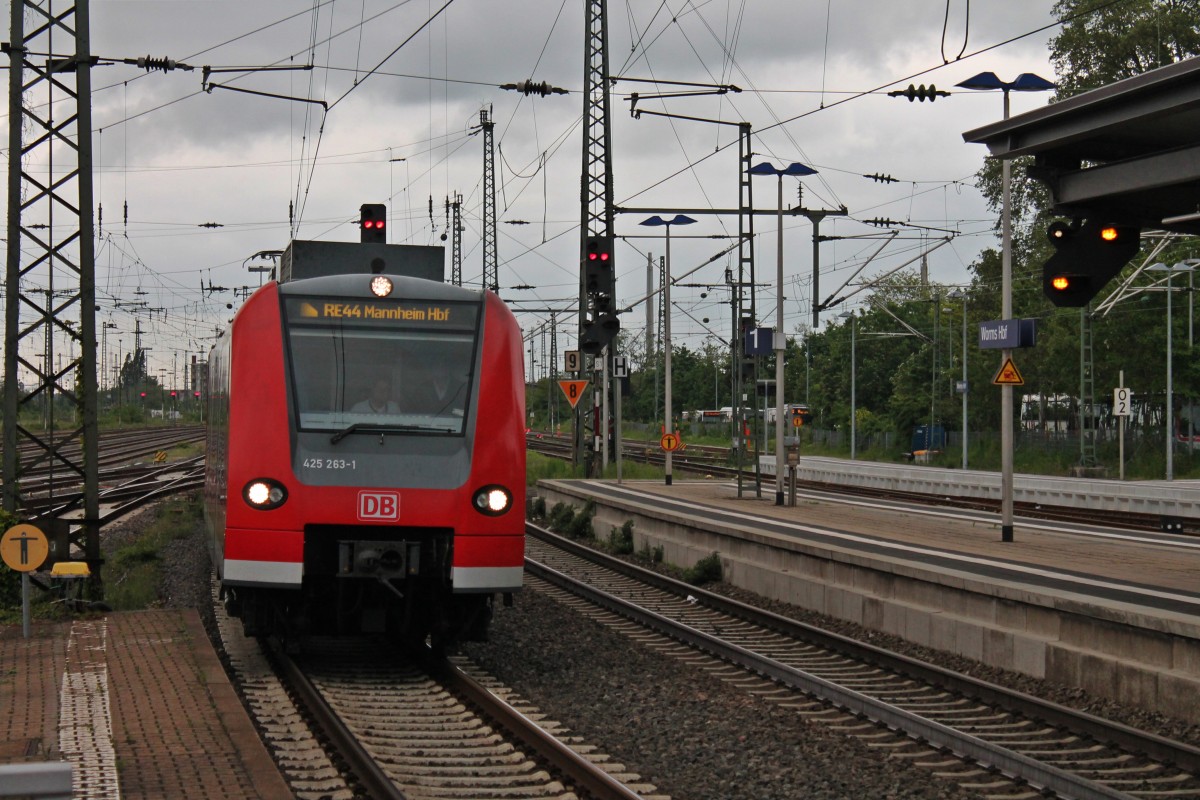 Auch am 22.05.2013: 425 263-1 ebenfalls als RB 44 nach Mannheim Hbf, aber bei der Einfahrt in den Bahnhof Worms.