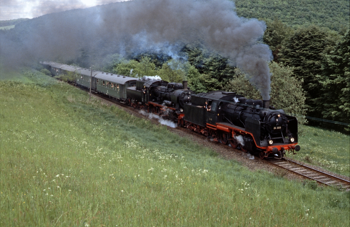 Auch am 22.5.1988 fand ein Bahnhofsfest auf der Westerwaldbahn im Bahnhof Blindweide statt. Mit einer passenden Garnitur führten 24 009 und 38 1772 Pendelfahrten zwischen Scheuerfeld und Blindweide durch, hier bei Elben aufgenommen.