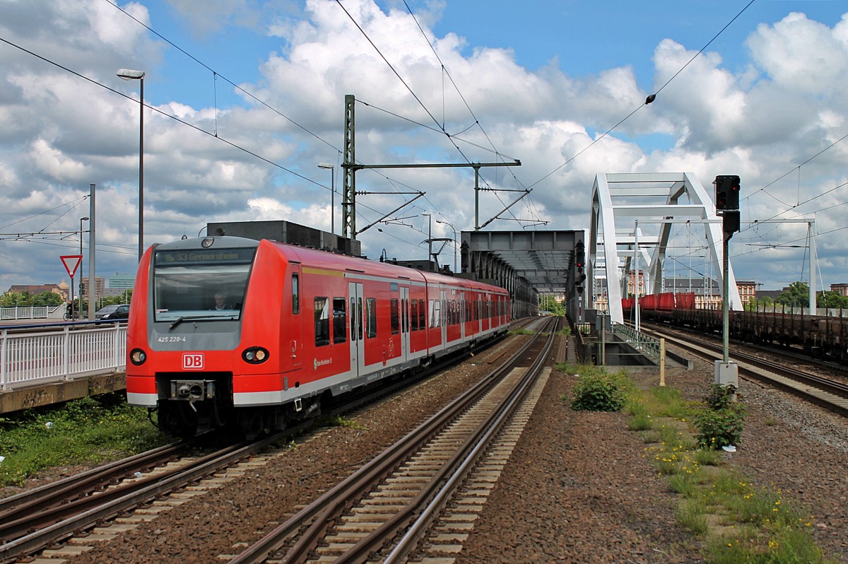 Auch am 24.05.2014 in Ludwigshafen (Rhein) Mitte, 425 228-4 als S3 nach Germersheim.