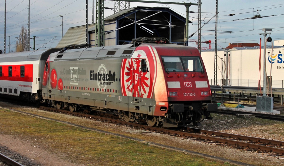 Auch am 25.02.2014 in Basel Bad Bf, die 101 110-5  Eintracht Frankfurt , die am Mittag den EC 7 aus Hamburg-Altona nach Basel SBB brachte. Hier wird sie gerade mit dem leer Park vom CNL 472  Aurora  (Basel SBB - Kopenhagen H) in Basel vom Werk auf Gleis 9 rangiert.