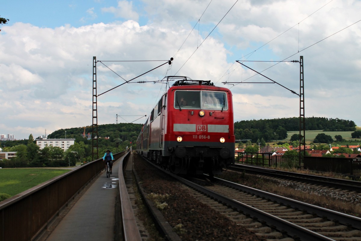 Auch am 25.06.2014 hatte die Nürnberger 111 056-8 die Aufgabem RegionalExpresse zwischen München und Nürnberg zu bespannen. Hier ist sie mit einem RE von München Hbf nach Nürnberg Hbf unterwegs, als sie über die Donaubrücke bei Mariaort fuhr.