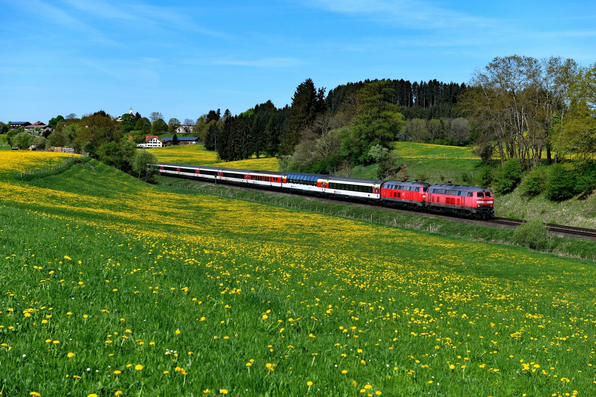 Auch am 27. April 2018 stand der Löwenzahn in der Gegend um Aitrang noch in voller Blüte. Auch spielte das Wetter mit. So waren 218 465 und 422 mit ihrem EC 191 nach München HBF - der baustellenbedingt den Weg über Kempten nahm - gut mit dem gelben Blütenmeer und dem kleinen Ort Görwangs umzusetzen. 