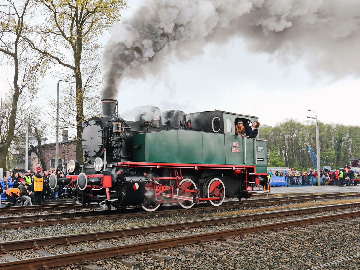 Auch am 29. April 2017 bei wechselnden Wetter in einem sehr guten Erhaltungszustand: TKh05353 aus Wroclaw auf der Strecke der Dampflokparade in Wolsztyn.