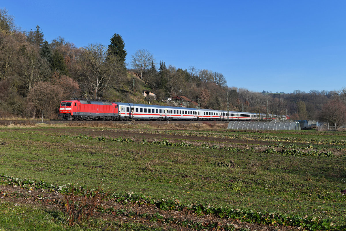 Auch am 30. Dezember 2019 war mir noch ein Bild einer Lok der Baureihe 120 im Filstal vergönnt. Bei Reichenbach an der Fils konnte dieser Nachschuss auf die den IC 2265 nach München HBF schiebende 120 114 angefertigt werden. Lokbespannten Fernverkehr wird es hier nach Eröffnung der Neubaustrecke zwischen Ulm und Stuttgart dann wohl in absehbarer Zeit nicht mehr geben.