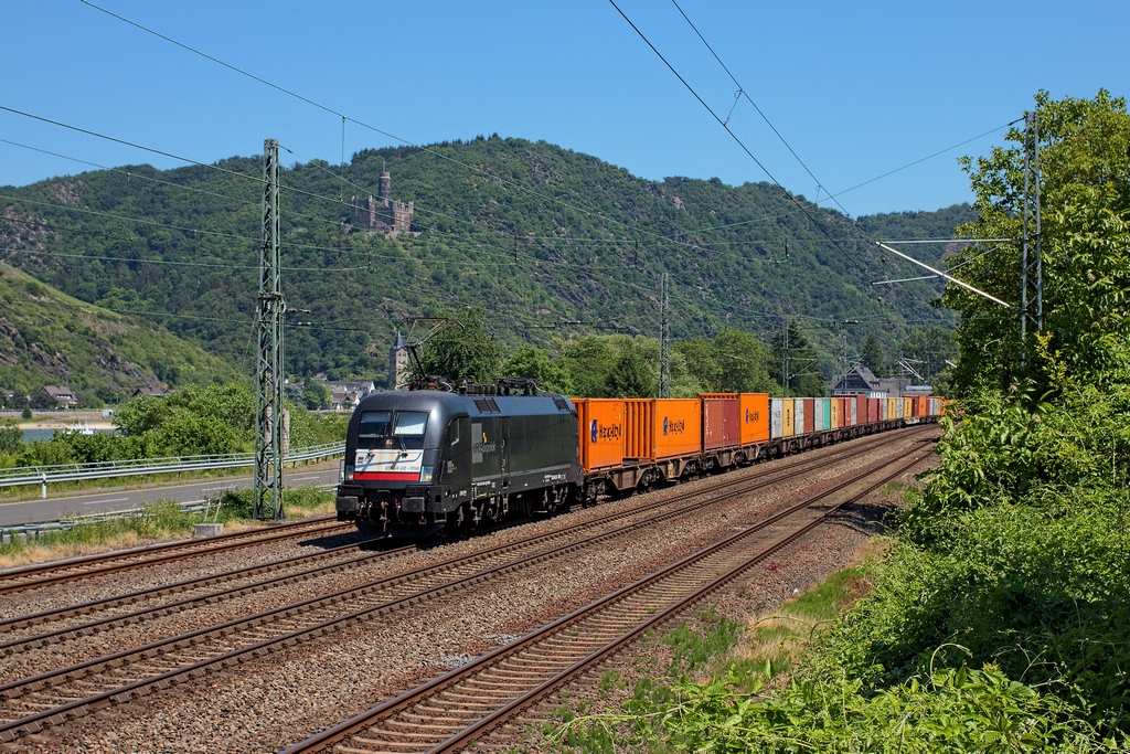 Auch am 5.6.2015 war ein Containerzug nach Bremerhaven unterwegs, neben 193 und 186 ist auch eine 182 eine gängige Bespannung. In dem Fall ist es die 182 598, die hier durch Werlau fährt
