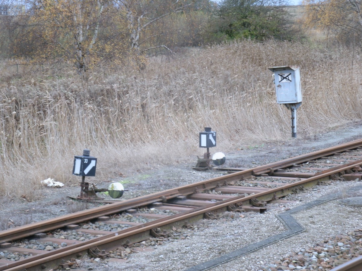 Auch am Abzweig zum Anschluß Bahnmeisterei steht der nicht mehr genutzte Fernsprecher in Bergen/Rügen.Aufgenommen am 17.November 2013.