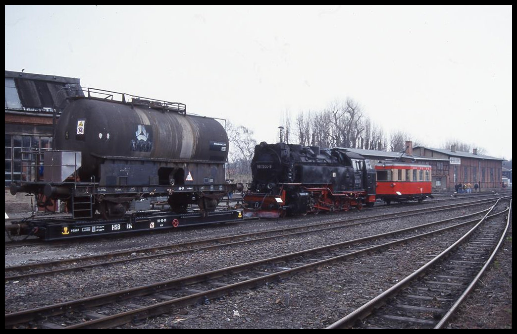 Auch am Betriebswerk und Bahnhof Wernigerode Westerntor waren am 27.3.1999 Fahrzeuge ausgestellt. Hier sieht man 997244 mit einem auf einem Rollwagen befindlichen normalspurigen Kesselwagen.