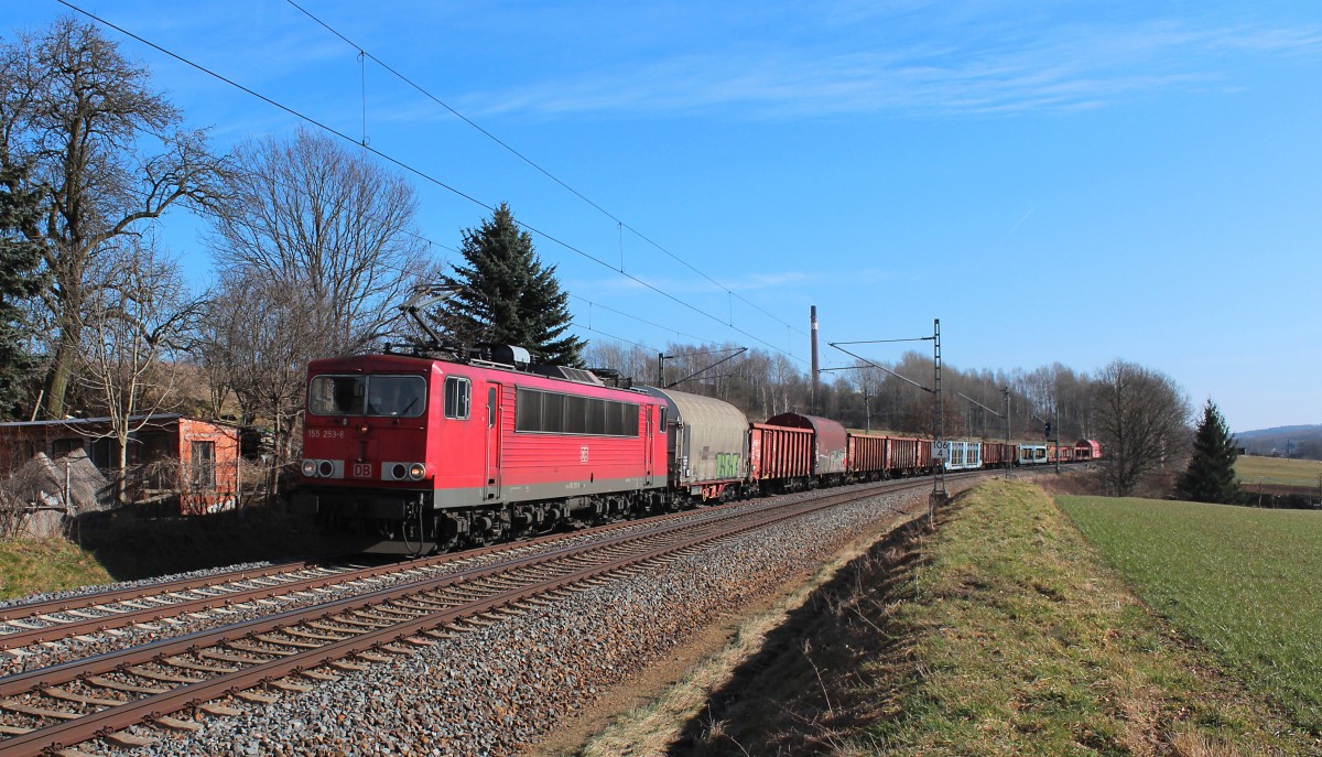 Auch am diesem Wochenende, 06.03.2015 bis 09.3.2015, waren wieder in Gößnitz Bauarbeiten gewesen so das man zwischen Werdau und Gößnitz SEV gefahren ist. Die Güterzüge wurden zwischen Leipzig und Zwickau/Hof wieder über Riesa/Chemnitz umgeleitet.

Einer der Umleiter war wieder der EZ 52523 (Leipzig Engelsdorf - Zwickau), der am 07.03.2015 mit der 155 253-8 nahe der Ortschaft Lobsdorf bei St. Egidien vorbei kam. 