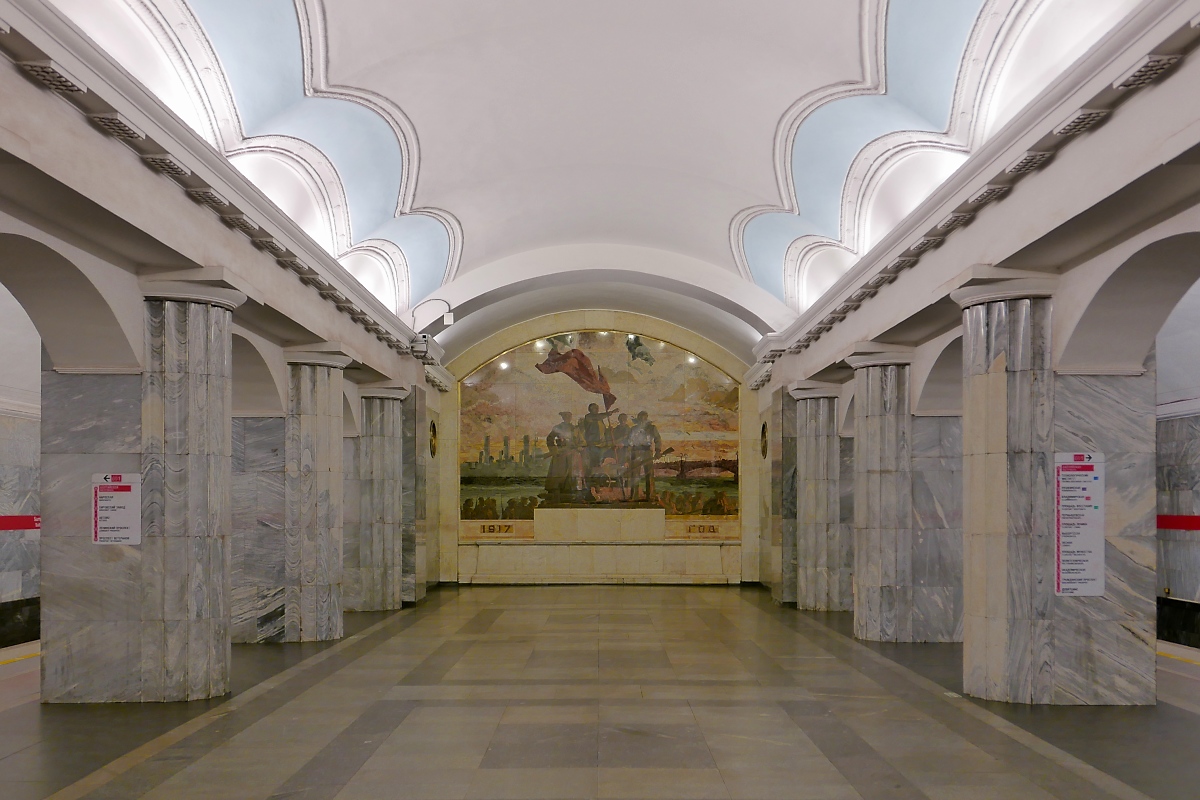 Auch am Ende des Bahnsteigs der Metro-Station Baltijskaja in St. Petersburg befindet sich ein prächtiges Wandmosaik, 16.09.2017 
