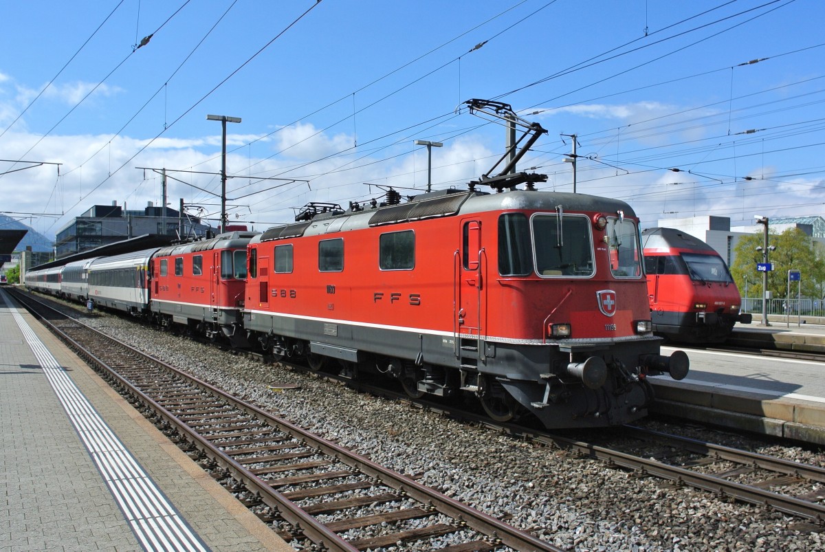 Auch am IR 2268 wurden eine 2. Re 4/4 II aus dem Tessin zurck in die Deutschschweiz berfhrt. Die 11199 und 11121 bei Ausfahrt in Zug, 19.04.2014.