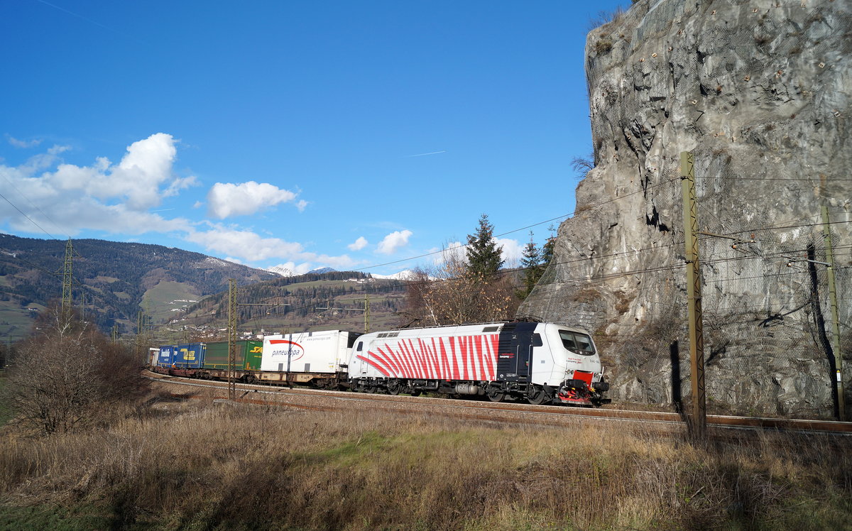 Auch am Samstag herrscht auf der Brennerbahn ein recht hohes Güterverkehrsaufkommen. Bei Sterzing rollt das Teufelszebra EU 43 004 von RTC mit einem langen KLV-Zug, den es in Brennero/Brenner übernommen hat, bei herrlichem Sonnenschein Richtung Freienfeld und weiter nach Verona. 01.12.2018.