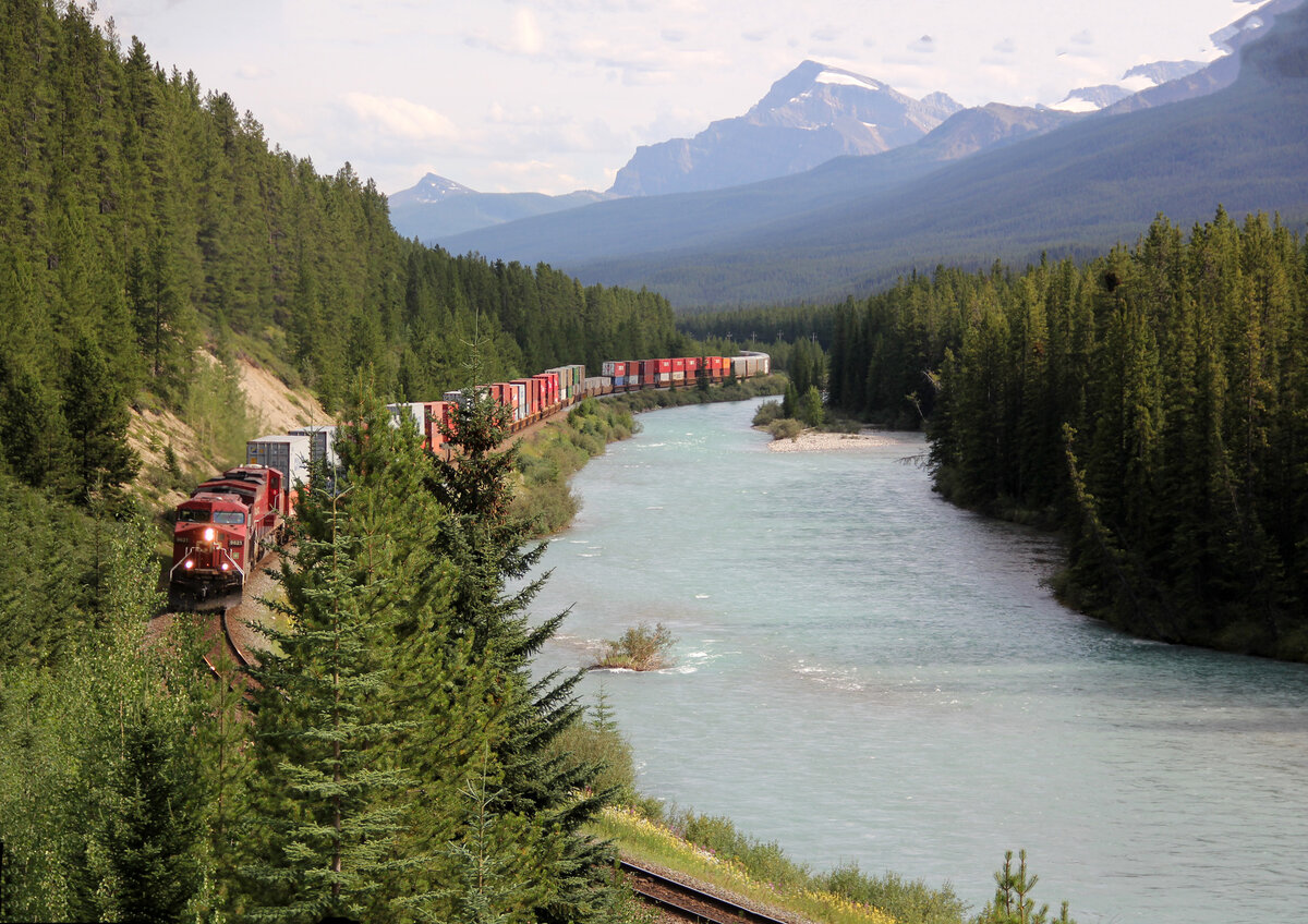 Auch am sp�teren Nachmittag bzw Abend sind an der Morant's Curve hervorragende Fotos m�glich, einfach in die andere Richtung: gemischter CP-G�terzug n�hert sich in malerischer Landschaft neben dem Bow River von S�den her. Das Foto wurde vom Parkplatz aus gemacht. Lake Louise, 9.8.2012