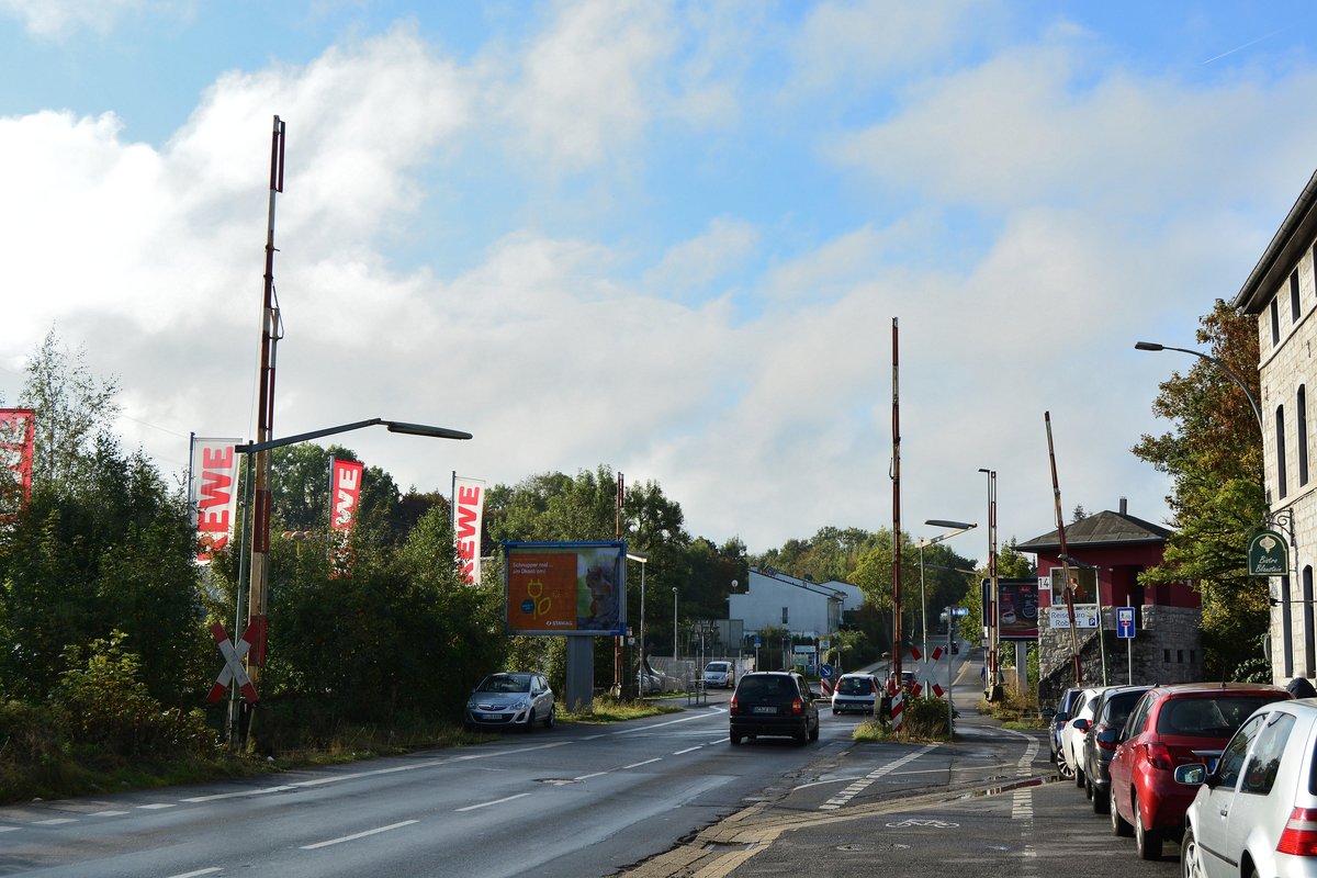 Auch an diesem Bahnübergang in Walheim sind noch die alten Bundesbahn Schranken vorhanden. Das Stellwerk ist liebevoll restauriert und eingerichtet.

Walheim 08.10.2016