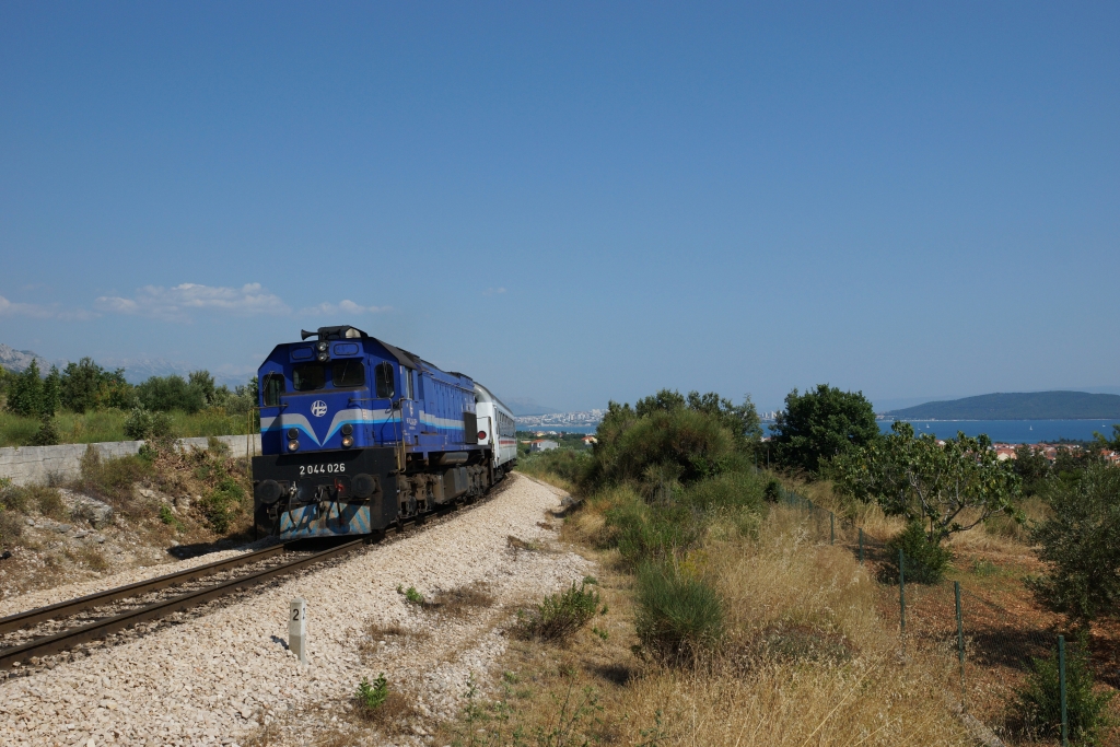 Auch an diesem Tag war wieder 2044.026 im Regionalzugdienst. Hier am P 5506 kurz vor Katel Stari. 26.07.2013