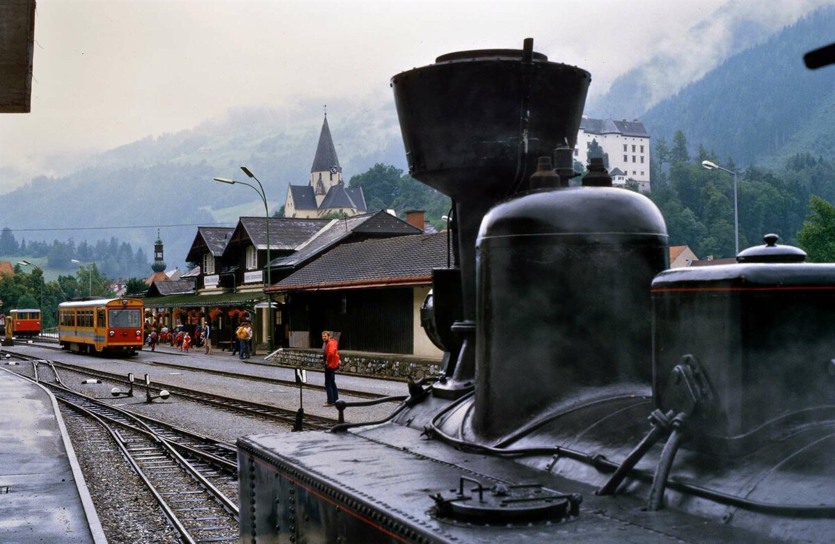 Auch an Regentagen zog die Murtalbahn viele Fans an...
Der Bahnhof Murau-Stolzalpe zeigte am 14.08.1984, was eine österreichische Bahn so leisten kann.