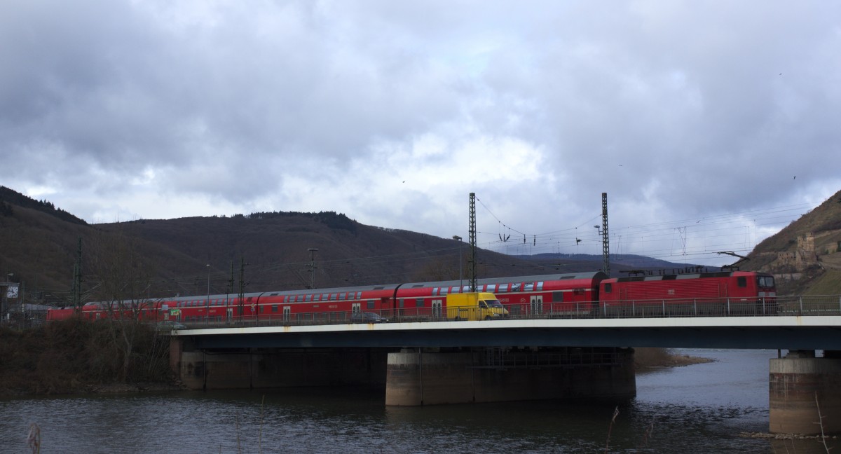 Auch dieser Anblick sollte nun Geschichte sein. Ein bekanntes Pärchen, welches aus 143 280 und 143 825 bestand, konnte bei der Überfahrt der Brücke über die Nahe in Bingen festgehalten werden. 
Aufgenommen am 21.02.15. 